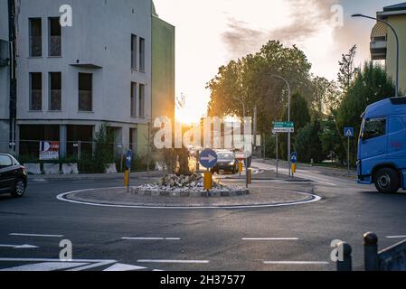 ROVIGO, ITALIEN 26. OKTOBER 2021: Vielbefahrene Kreisverkehr-Kreuzung Stockfoto