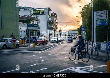 ROVIGO, ITALIEN 26. OKTOBER 2021: Vielbefahrene Kreisverkehr-Kreuzung Stockfoto