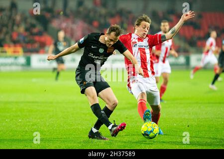 Aalborg, Dänemark. Oktober 2021. Clint Leemans (14) von Viborg FF und Frederik Borsting (25) von AAB beim 3F Superliga-Spiel zwischen Aalborg Boldklub und Viborg FF im Aalborg Portland Park in Aalborg. (Foto: Gonzales Photo/Alamy Live News Stockfoto