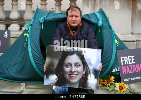 London, Großbritannien. Oktober 2021. London, Großbritannien, 26. Oktober. Der Ehemann von Nazanin Zaghari-Ratcliffe, Richard, beginnt den zweiten Tag seines Hungerstreiks vor dem Außen- und Commonwealth-Büro und fordert die Regierung auf, mehr zur Befreiung seiner Frau zu tun, die seit 2016 wegen Spionage im Iran inhaftiert ist und ihre Töchter seit 2 Jahren nicht mehr gesehen hat. Quelle: Uwe Deffner/Alamy Live News Stockfoto