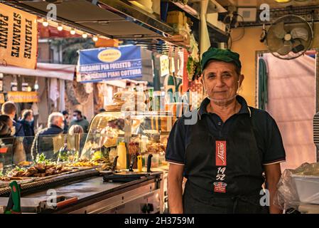 ROVIGO, ITALIEN 26. OKTOBER 2021: Street Food Stand mit Frau Stockfoto