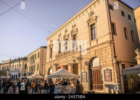 ROVIGO, ITALIEN 26. OKTOBER 2021: Giuseppe Garibaldi Platz in Rovigo eine historische italienische Stadt Stockfoto