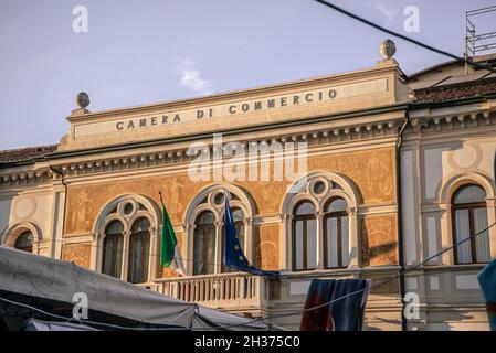 ROVIGO, ITALIEN 26. OKTOBER 2021: Gebäude der Handelskammer in Rovigo in Italien Stockfoto