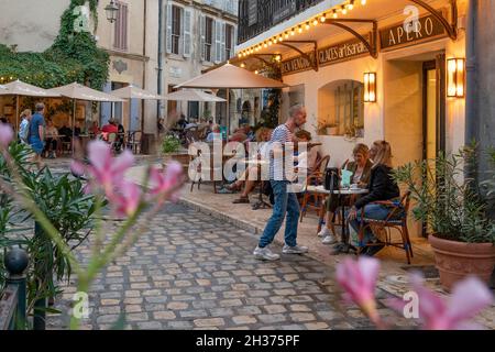 Menschen, die den Apero mit Getränken und Niplings in Bars wie Ben Vengo in Lourmarin, Südfrankreich, genießen Stockfoto