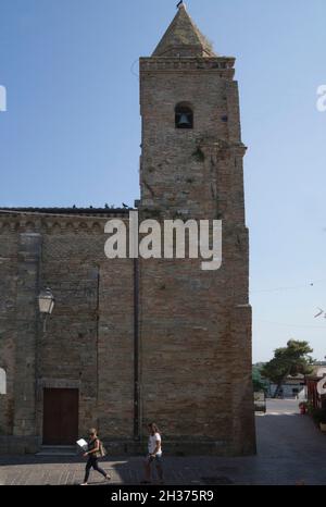 San Salvatore Kirche und Glockenturm 13. Jahrhundert, Dorf Silvi Paese, Abruzzen, Italien, Europa Stockfoto