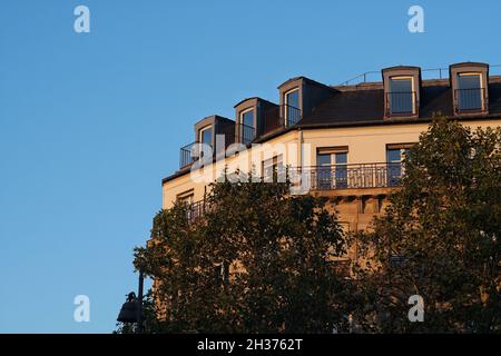 Schönes Wohnhaus mit Balkon vor blauem Himmel in Paris, Frankreich Stockfoto