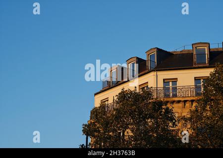 Schönes Wohnhaus mit Balkon vor blauem Himmel in Paris, Frankreich Stockfoto
