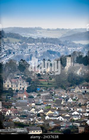 Die Pfarrei Rodborough mit der St. Mary Magdalene Church und dem Stadtzentrum von Stroud, Gloucestershire. Stockfoto