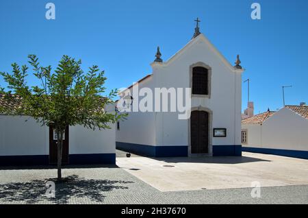 Die Kirche von Porto Covo befindet sich auf dem Hauptplatz dieses kleinen Dorfes Alentejo in Portugal Stockfoto