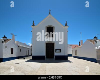 Die Kirche von Porto Covo befindet sich auf dem Hauptplatz dieses kleinen Dorfes Alentejo in Portugal Stockfoto