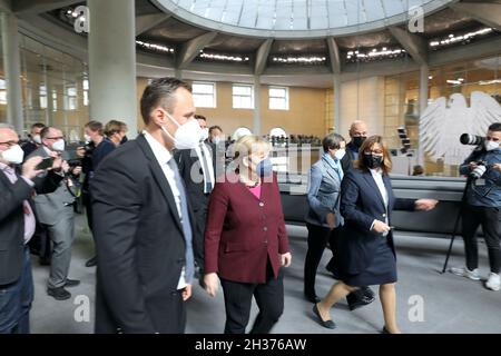 Berlin, 26. Oktober 2021.nach der Wahl im September tagt der neu gewählte Bundestag zu seiner konstituierenden 1. Sitzung. Zusätzlich wird eine neue Bundestagspräsidentin, Bärbel Bas, als Nachfolger von Wolfgang Schäuble gewählt. Bundeskanzlerin Angela Merkel, Bundespräsident Frank-Walter Steinmeier und zahlreiche weitere Regierungsmitglieder werden anwesend sein. Quelle: Jürgen Nowak/Alamy Live News Stockfoto