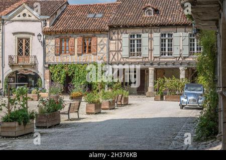 Eine berühmte 2CV Parks auf dem Platz Place Royale in Labastide-d'Armagnac, Bas.Armagnac, Frankreich Stockfoto