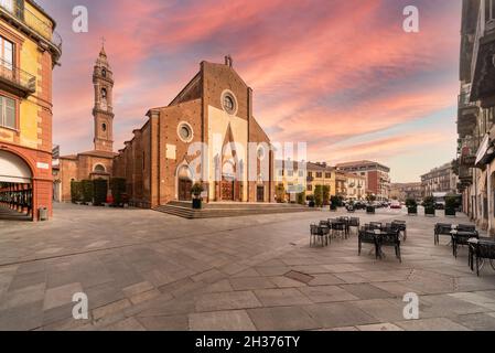 Maria Vergine Assunta Kathedrale (16. Jahrhundert) auf der Piazza Giuseppe Garibaldi mit Himmel und bunten Wolken bei Sonnenuntergang Stockfoto