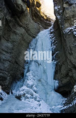Gefrorener Wasserfall mit riesigen schönen Eiszapfen, die von den Felsen hängen. Chegem Wasserfälle - majestätisches Schauspiel von außergewöhnlicher Schönheit in Kabardino-Balka Stockfoto