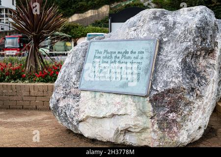 Memorial Stone markiert den Punkt, an dem die Pluto-Ölpipeline während der D-Day-Landungen des Zweiten Weltkriegs, Shanklin, Isle of Wig, England zur Küste der Normandie verließ Stockfoto