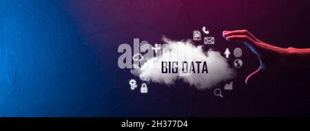 Geschäftsmann hält die Inschrift , Wort BIG DATA . Vorhängeschloss, Gehirn, Mann, Planet, Graph, Lupe, Zahnräder, Symbol für Cloud, Grid, Dokument, Brief, Telefon Stockfoto