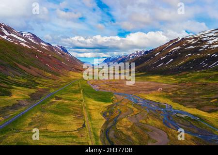 Luftaufnahme einer Straße durch isländische Landschaft Stockfoto