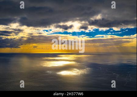 Luftaufnahme des Sonnenuntergangs über dem Atlantischen Ozean von Madeira, Portugal Stockfoto