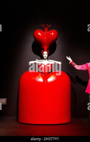 Alice's Adventures in Wonderland Ballet Queen of Hearts Kostüm von Bob Crowley, 'Alice: Curiouser and Curiouser' 2021 Ausstellung in der V&A, London, UK Stockfoto