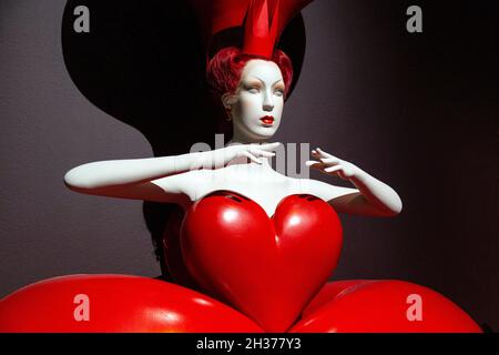 Alice's Adventures in Wonderland Ballet Queen of Hearts Kostüm von Bob Crowley, 'Alice: Curiouser and Curiouser' 2021 Ausstellung in der V&A, London, UK Stockfoto