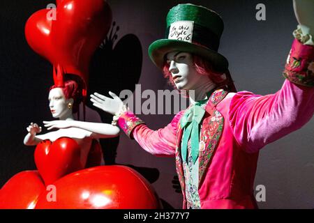 Kostüme von Mad Hatter und der Herzkönigin von Bob Crowley für Christopher Wheeldons Ausstellung „Alice's Adventures in Wonderland Ballet, „Alice: Curiouser and Curiouser“ 2021 in der V&A, London, Großbritannien Stockfoto