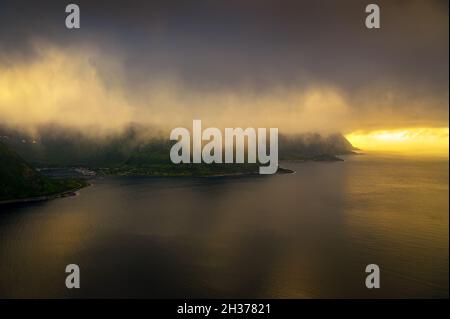 Luftaufnahme der nebelbedeckten Berge auf der Insel Senja in Norwegen bei Sonnenuntergang Stockfoto