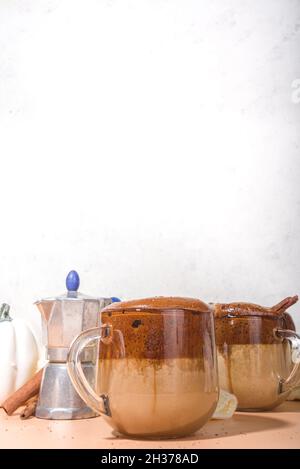 Warme Herbstgetränke. Hausgemachter würziger Kürbis mit Schlagsahne, Dalgona Coffee Latte, mit Instant-Kaffee und Kürbisgewürzen Stockfoto