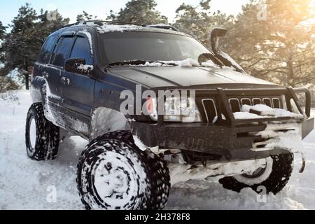 Ein Geländewagen 4x4 fährt auf verschneite Straße, Wintersaison, sehr kalt, Istanbul Türkei, 1. Januar, 2016 Stockfoto