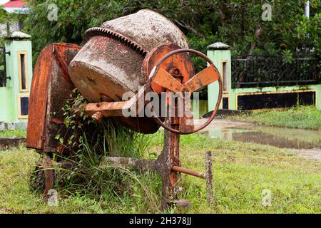 Unbehandelter, rostiger und unbrauchbarer Zementmischer nach Abschluss der Bauarbeiten. Hochwertige Bilder Stockfoto