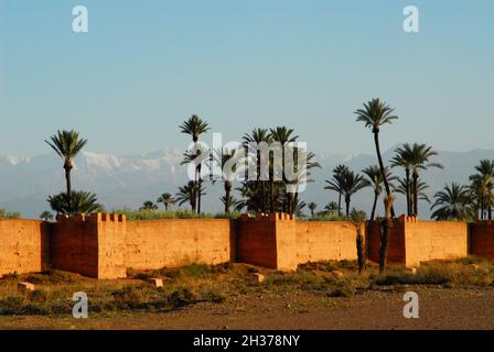 MAROKKO, HOHER ATLAS, MARRAKESCH, KAISERSTADT, MEDINA VON DER UNESCO ZUM WELTKULTURERBE ERKLÄRT, DIE STADTMAUERN, DIE PALMENHAINE UND DER ATLAS Stockfoto