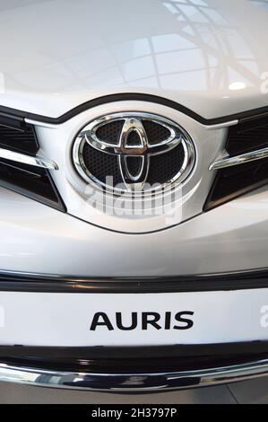 Toyota Auris Chrommetall-Logo, Luxus-Auto in Istanbul Stadt, Türkei Stockfoto