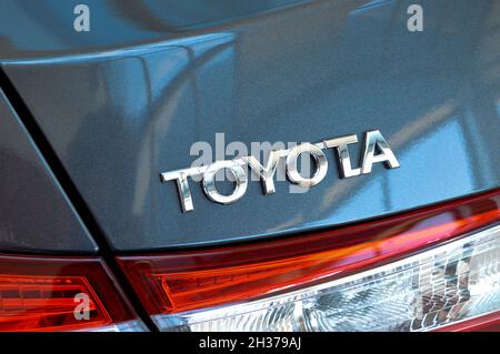 Toyota Chrom Metall-Logo, Luxus-Auto in Istanbul Stadt, Türkei Stockfoto