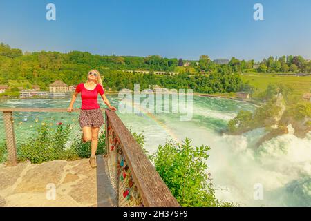 Mädchen mit Regenbogen. Luftaufnahme des Schweizer Wasserfalls Rheinfall in der Schweiz. Der mächtigste und größte Wasserfall Europas. Schaffhausen und Zürich Stockfoto