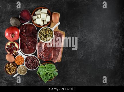 Eisenhaltige Lebensmittel, darunter Eier, Nüsse, Spinat, Bohnen, Tofu, Leber, Rindfleisch, Rote Beete, Muscheln, Und dunkle Schokolade. Stockfoto