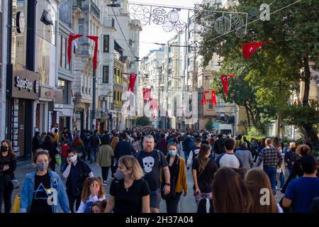 Taksim, Istanbul, Türkei-Oktober-Samstag-2021: Menschen gehen auf der berühmten istiklal Straße. Einkaufszentren, historische Gebäude und Bahngleise Stockfoto