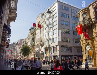 Taksim, Istanbul, Türkei-Oktober-Samstag-2021: Menschen gehen auf der berühmten istiklal Straße. Einkaufszentren, historische Gebäude und Bahngleise Stockfoto