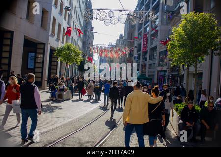 Taksim, Istanbul, Türkei-Oktober-Samstag-2021: Menschen gehen auf der berühmten istiklal Straße. Einkaufszentren, historische Gebäude und Bahngleise Stockfoto