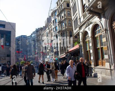 Taksim, Istanbul, Türkei-Oktober-Samstag-2021: Menschen gehen auf der berühmten istiklal Straße. Einkaufszentren, historische Gebäude und Bahngleise Stockfoto