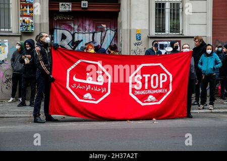 Berlin, Deutschland. August 2021. Protest gegen die Räumung eines Berliner Bürgers, Adalbertstraße 22. Flyer sind auf mehrere Objekte geklebt und informieren über die Räumung von Daniel und Michel. Berlin, Deutschland, am 26. Oktober 2021. (Foto: Michael Künne/PRESSCOV/Sipa USA) Quelle: SIPA USA/Alamy Live News Stockfoto