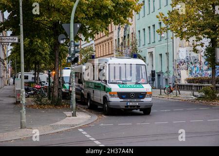 Berlin, Deutschland. August 2021. Protest gegen die Räumung eines Berliner Bürgers, Adalbertstraße 22. Flyer sind auf mehrere Objekte geklebt und informieren über die Räumung von Daniel und Michel. Berlin, Deutschland, am 26. Oktober 2021. (Foto: Michael Künne/PRESSCOV/Sipa USA) Quelle: SIPA USA/Alamy Live News Stockfoto