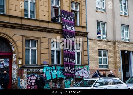 Berlin, Deutschland. August 2021. Protest gegen die Räumung eines Berliner Bürgers, Adalbertstraße 22. Flyer sind auf mehrere Objekte geklebt und informieren über die Räumung von Daniel und Michel. Berlin, Deutschland, am 26. Oktober 2021. (Foto: Michael Künne/PRESSCOV/Sipa USA) Quelle: SIPA USA/Alamy Live News Stockfoto