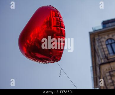 Roter Herzballon.Selektiver Fokus Stockfoto