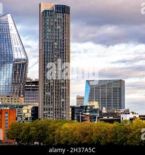 Blick Auf Die Hohen Skyscaper Auf Der Londoner South Bank, Einschließlich Des New Boomarang Apartment Building With No People Stockfoto