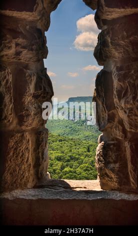 Blick auf die westlichen Traps und Kletterklippen von Sky Top, auf Mohonk Mountain House, im Bundesstaat New York. Stockfoto