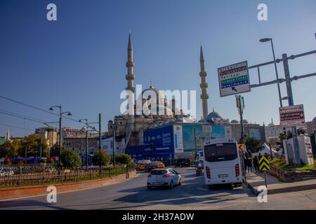 Eminönü,Istanbul,Türkei-Oktober-Samstag-2021: Starker Verkehr und Blick auf die Moschee. Menschen gehen Stockfoto