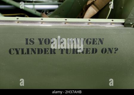 Militärische Schilderlesung ist dein Sauerstoff an? Auf dem Rumpf des Cockpits eines Hawker-Unwutweines. Stockfoto