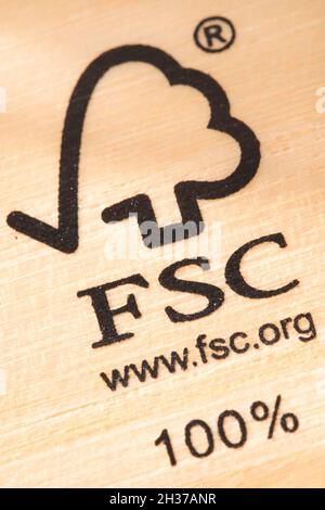 FSC-zertifizierter Stempel auf weicher Holzmaserung. Das FSC-Logo (Forest Stewardship Council) ist auf Holz gestempelt, das den Umweltstandards entspricht. Stockfoto