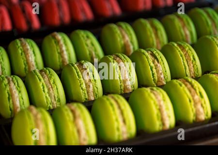 Wunderschöne mehrfarbige Macarons in Geschenkbox Stockfoto