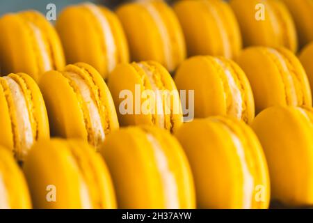 Schöne gelbe Macarons in Geschenkschachtel Stockfoto