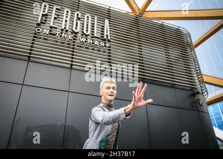 Canary Wharf, London, Großbritannien. Oktober 2021. Der Tänzer Jack Defrost führt den Wechsel der Jahreszeiten auf der stimmungsvollen Crossrail Place Station Roofgarden Pergola Bühne in Canary Wharf durch, präsentiert von Traceworks Dance. Die Aufführung ist Teil des Pop Up London Festivals, mit familienfreundlichen Veranstaltungen und Aufführungen, die vom Bürgermeister von London unterstützt werden. Kredit: Imageplotter/Alamy Live Nachrichten Stockfoto